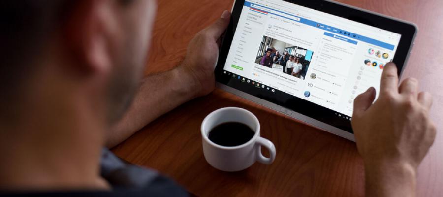 Joven observando una página web en una tablet